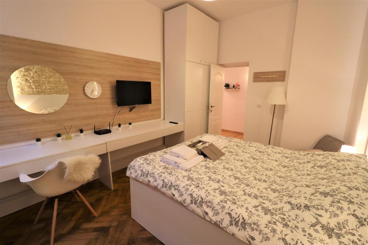 Cozy Old Town Apartment - Free Minibar Bucureşti Ngoại thất bức ảnh